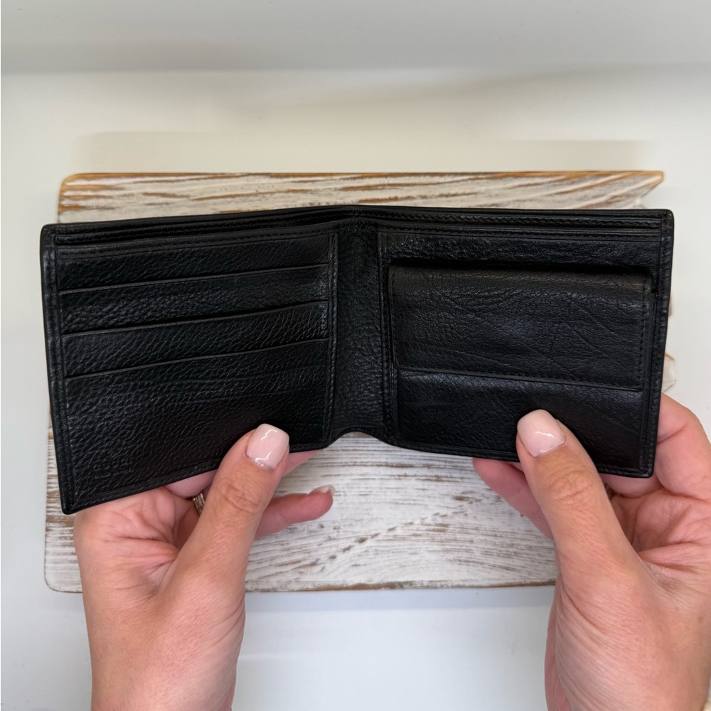 Gucci Black Leather G wallet. Giftable. So clean. - Picture 8 of 12
